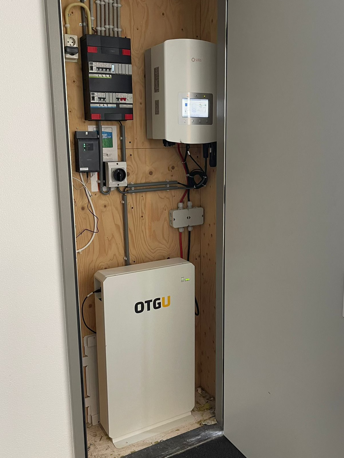 Thuisbatterij voor opslag van zonne-energie en maximaal rendement uit zonnepanelen